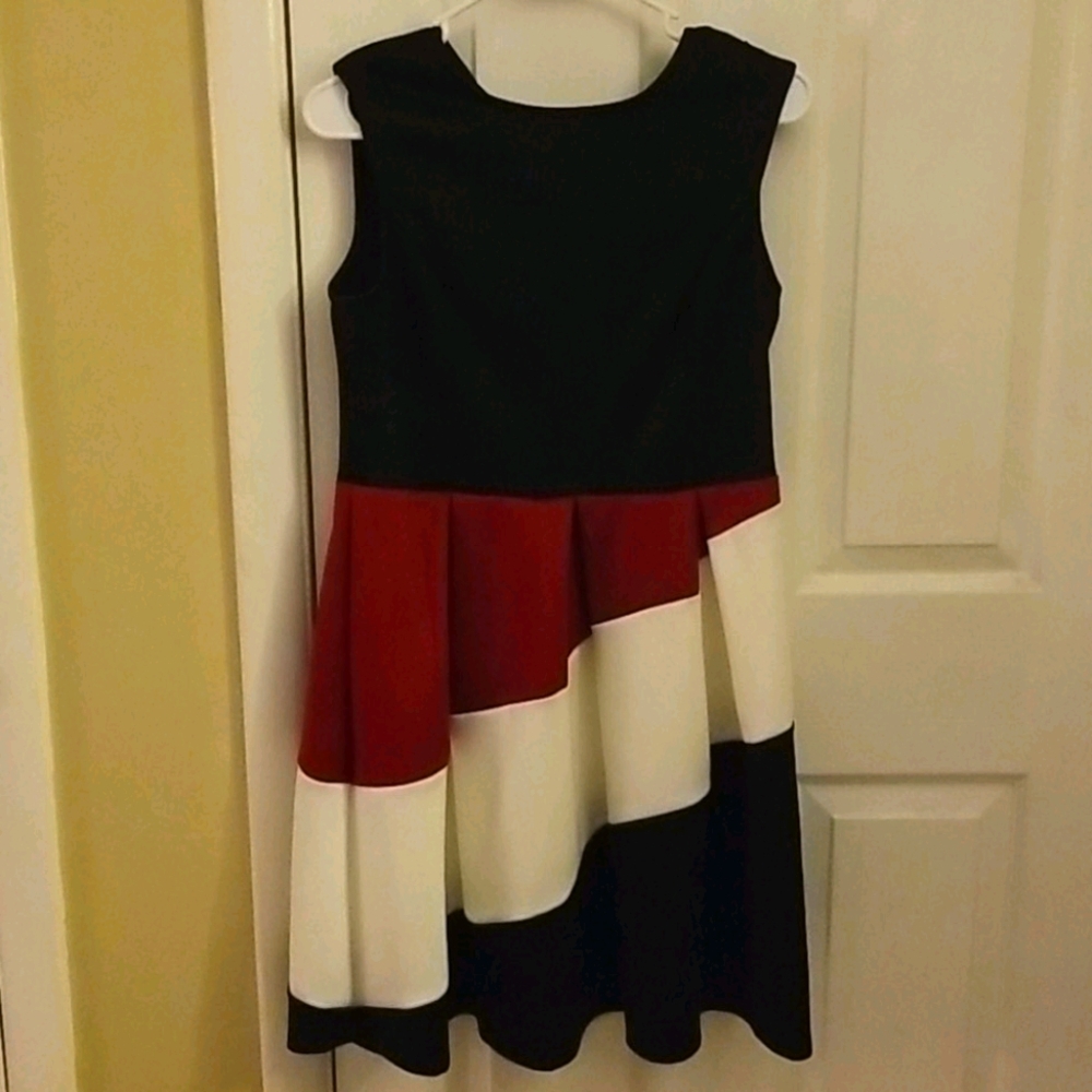 Adorable dress.  Perfect for a summer wedding